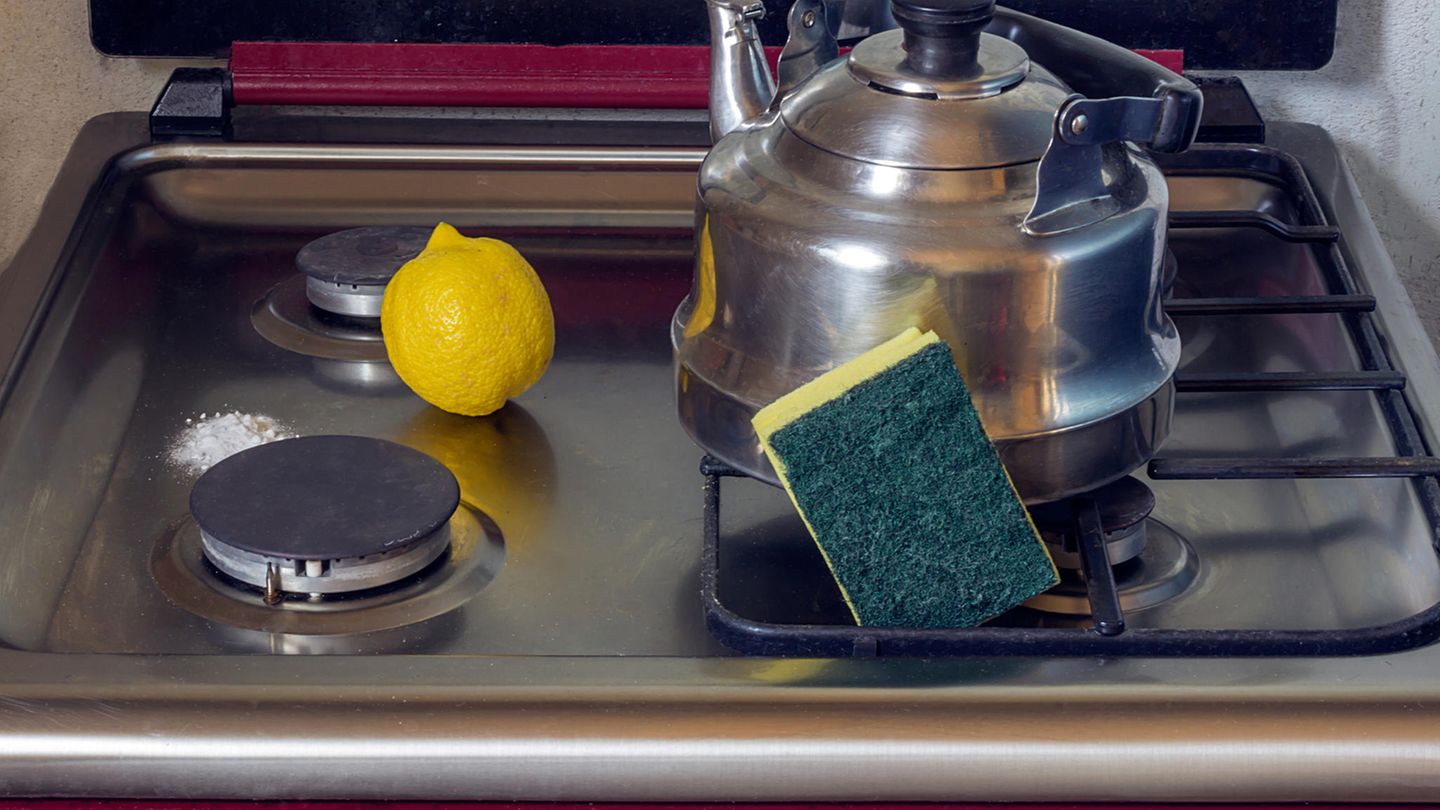 Mit Zitrone und Natron Übergekochtes von der Herdplatte entfernen Mit Zitrone und Natron Übergekochtes von der Herdplatte entfernen