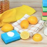 Hartgesotte Burschen: Holzbretter reinigen  Große Schneidebretter aus Holz sind nur in ihren ersten Lebenswochen Hingucker, danach ist die schicke Oberfläche von derben Messerschnitten und färbenden Lebensmitteln gezeichnet. Ein Esslöffel grobes Salz auf dem Brett verteilen und es mit einer halbierten Zitrone in langsam kreisenden Bewegungen einmassieren. Das wirkt wie ein Schleifstein und wirkt dank Salz und Zitronensäure sogar antibakteriell. Etwas einwirken lassen und dann abspülen. Gegen hartnäckige Flecken von Roter Beete zum Beispiel hilft eine Mischung aus Natron und Zitronensaft. Beides zu einer Paste verrühren und auf die verfärbten Stellen geben. Sollten sich die Flecken davon unbeeindruckt zeigen, greifen Sie zum Schleifpapier. Massiven Holzbretter tut der Verlust von ein, zwei Millimetern nicht weh. Das geschliffene Brett hinterher abwaschen, austrocknen lassen und mit Rapsöl einölen.