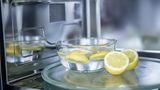 Mikrowelle und die Kraft der Zitrone  Sollte sich der Garraum der Mikrowelle schmierig anfühlen, ist es Zeit für eine Schale mit einem Wasser-Zitronensaft-Gemisch. Die nicht abgedeckte Schale fünf Minuten in der Mikrowelle auf der untersten Stufe erhitzen und für weitere fünf Minuten "ziehen" lassen. Der schmierige Fettfilm sollte sich anschließend mühelos mit einem feuchten Lappen auswischen lassen.