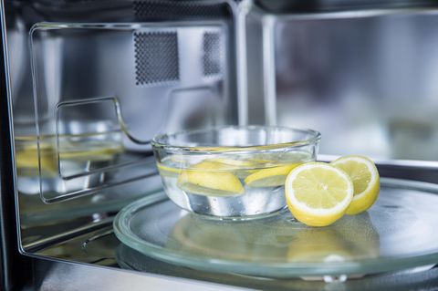 Mikrowelle und die Kraft der Zitrone  Sollte sich der Garraum der Mikrowelle schmierig anfühlen, ist es Zeit für eine Schale mit einem Wasser-Zitronensaft-Gemisch. Die nicht abgedeckte Schale fünf Minuten in der Mikrowelle auf der untersten Stufe erhitzen und für weitere fünf Minuten "ziehen" lassen. Der schmierige Fettfilm sollte sich anschließend mühelos mit einem feuchten Lappen auswischen lassen.