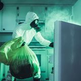 Die richtigen Waffen im Kampf gegen den müffelnden Kühlschrank  Ein paar alte Hausmittel helfen dabei, dass der Kühlschrank nach der Reinigungsaktion noch möglichst lange gut riecht. Käse, Fleisch und Fisch sollten nie offen oder lose eingewickelt in den Kühlschrank, sondern in verschließbare Plastikdosen. Pappe speichert Gerüche, Eierkartons oder andere Pappschachteln können im Kühlschrank selbst so Geruchsquellen werden.  Müffelt es weiterhin hilft ein Schälchen mit etwa 50 Gramm Natronpulver. Das Natron saugt die Gerüche sozusagen auf. Einen ähnlichen Effekt haben eine kleine Schale mit Zitronensaft, ein halber Apfel oder eine in Scheiben geschnittene Kartoffel. Wem das etwas zu ekelig ist, legt eine Vanillestange in den Kühlschrank der eine Schale mit vier gehäuften Esslöffeln Kaffeepulver.