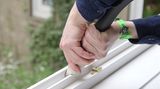 Mit Klopapier kommt der Staubsauger in wirklich jede Ecke