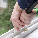 Mit Klopapier kommt der Staubsauger in wirklich jede Ecke