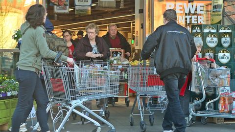 Kunden vor einem Supermarkt