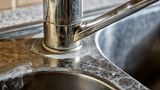Mit Essig die Küchenspüle entkalken und polieren