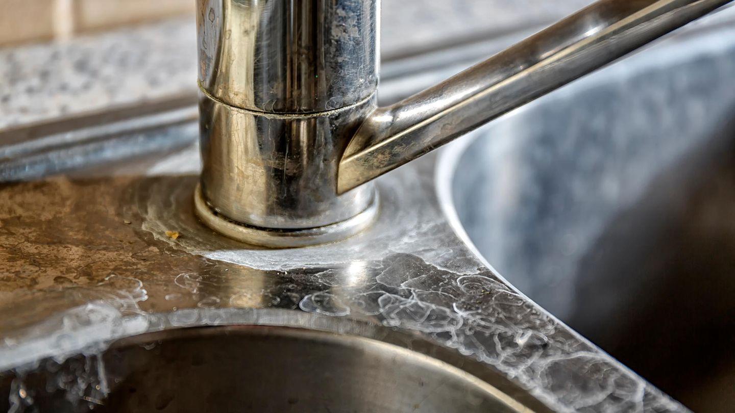 Mit Essig die Küchenspüle entkalken und polieren Mit Essig die Küchenspüle entkalken und polieren