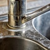 Mit Essig die Küchenspüle entkalken und polieren