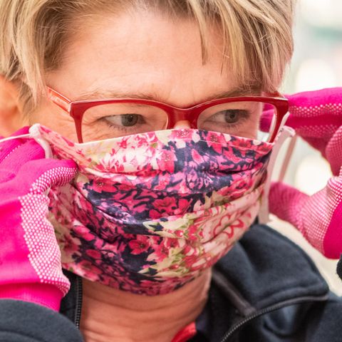 Eine Supermarkt-Mitarbeiterin mit Maske