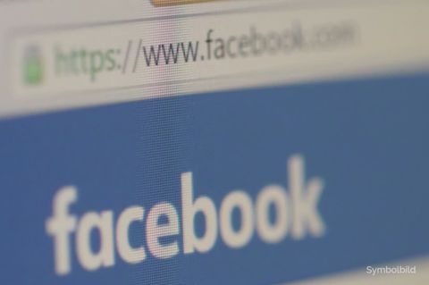 Auf einem Monitor ist der "Facebook"-Schriftzug zu sehen. Allerdings sind nur die Buchstaben c und e richtig scharf
