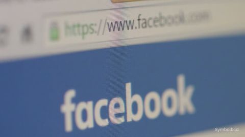 Auf einem Monitor ist der "Facebook"-Schriftzug zu sehen. Allerdings sind nur die Buchstaben c und e richtig scharf
