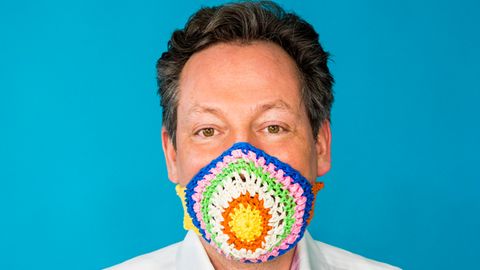 Künstlerin Mansha Friedrich zeigt eine zur Corona-Pandemie gehäkelte Atemschutzmaske