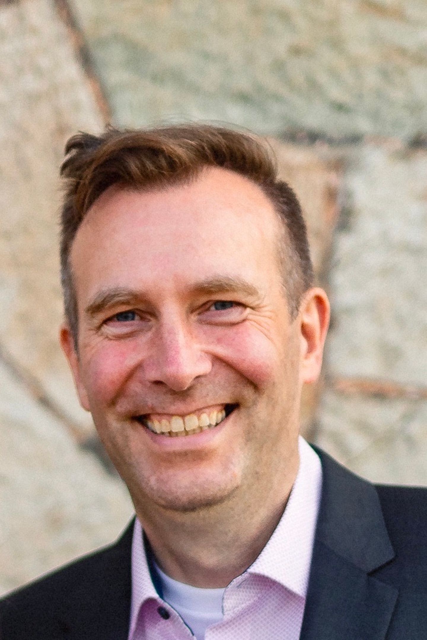 Nils Gehlen hat Psychologie studiert und begleitet seitdem Kinder und Erwachsene psychologisch nach schweren Unfallereignissen und Krankheiten bei der Rückkehr in ihren neuen Alltag. Er ist in diversen psychologischen Verfahren ausgebildet.