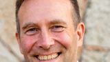 Nils Gehlen hat Psychologie studiert und begleitet seitdem Kinder und Erwachsene psychologisch nach schweren Unfallereignissen und Krankheiten bei der Rückkehr in ihren neuen Alltag. Er ist in diversen psychologischen Verfahren ausgebildet.