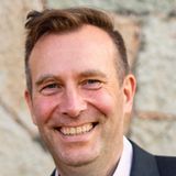 Nils Gehlen hat Psychologie studiert und begleitet seitdem Kinder und Erwachsene psychologisch nach schweren Unfallereignissen und Krankheiten bei der Rückkehr in ihren neuen Alltag. Er ist in diversen psychologischen Verfahren ausgebildet.