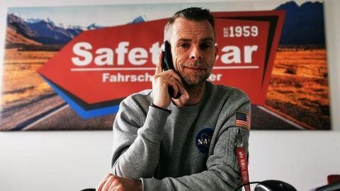 Fahrschullehrer Marc Höcker am Telefon