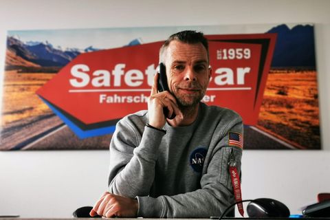 Fahrschullehrer Marc Höcker am Telefon
