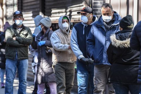 Coronavirus in den USA: Menschen mit Schutzmasken in New York