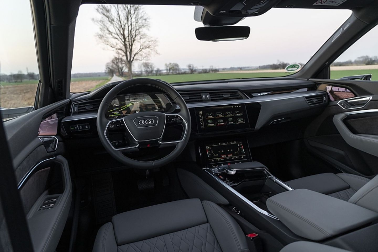 Der Audi e-tron Sportback 55 quattro hat das typische e-tron Cockpit
