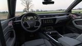 Der Audi e-tron Sportback 55 quattro hat das typische e-tron Cockpit