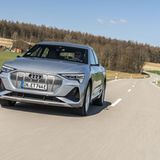 Nach 5,7 Sekunden erreicht der Audi e-tron Sportback 55 quattro Landstraßentempo
