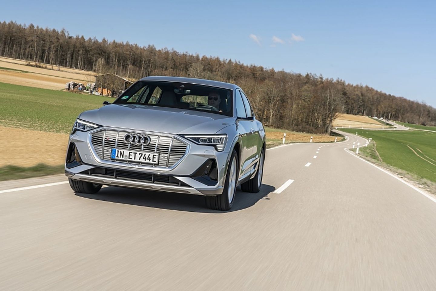 Nach 5,7 Sekunden erreicht der Audi e-tron Sportback 55 quattro Landstraßentempo