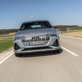 Bei 200 km/h regelt die Elektronik den Vortrieb ab