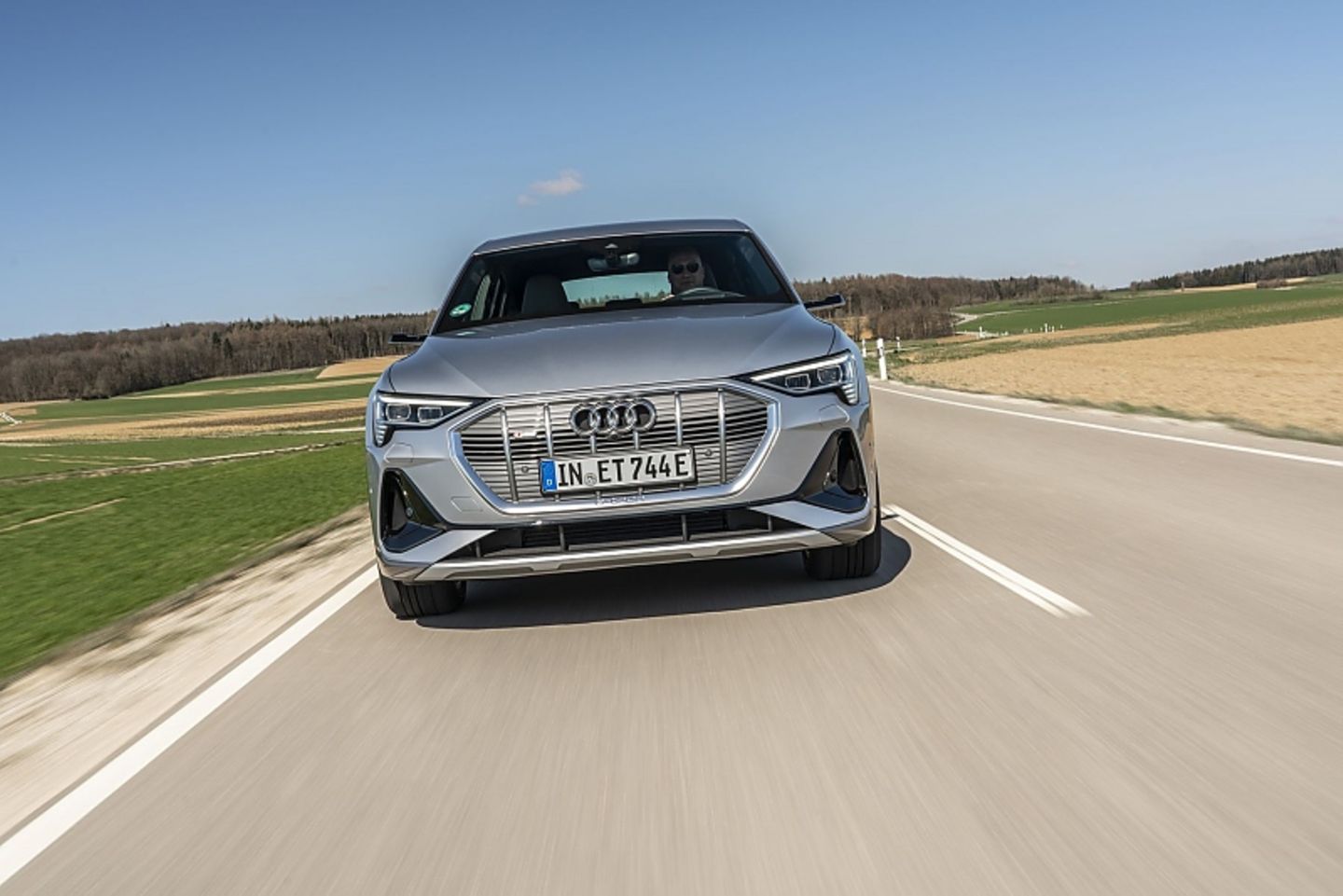 Bei 200 km/h regelt die Elektronik den Vortrieb ab