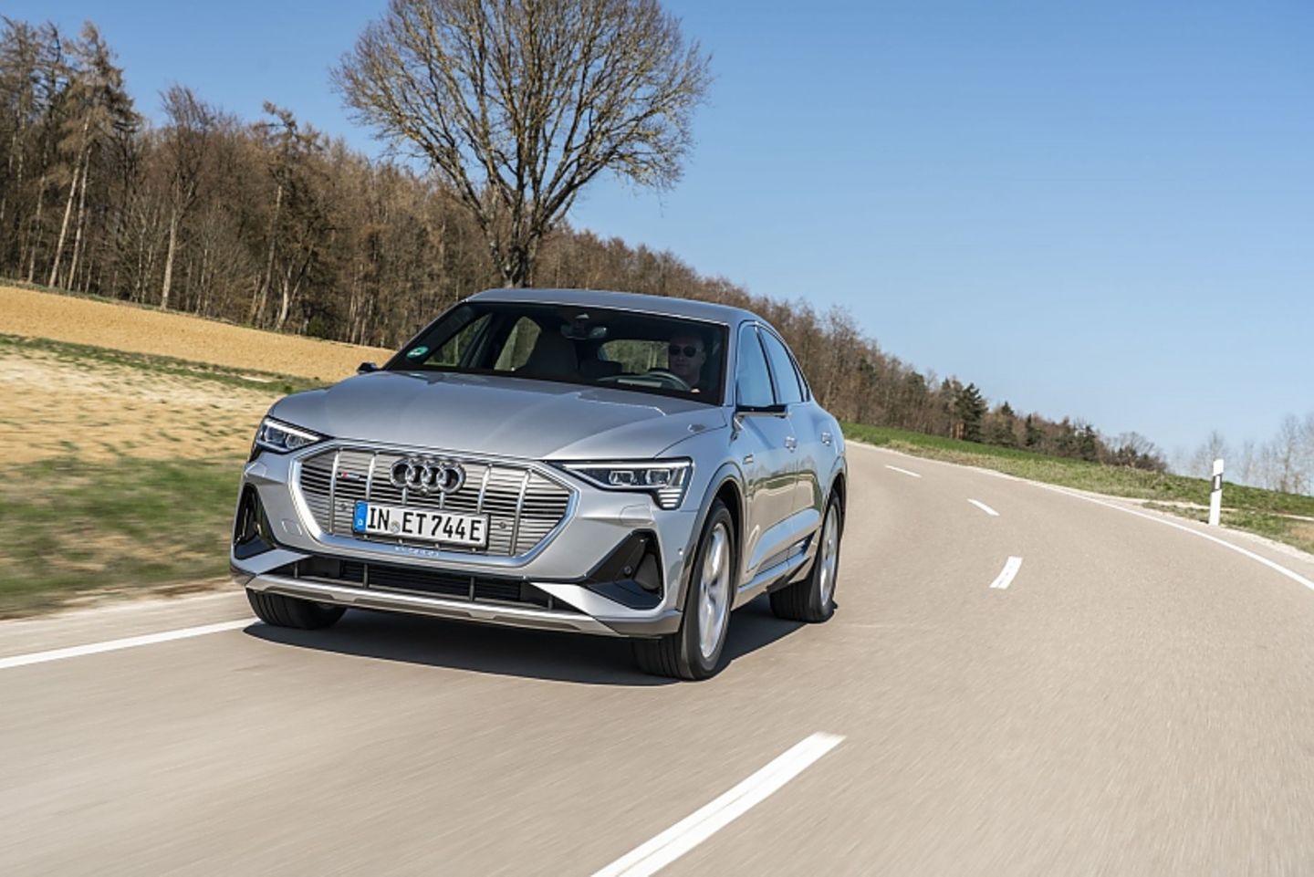 In den Kurven wird das Gewicht des Audi e-tron Sportback 55 quattro spürbar