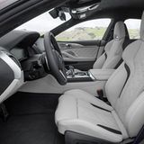 Die Sportsitze bieten Seitenhalt und sind bequem