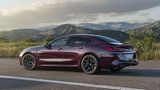 Bei aller Sportlichkeit in engen Kurven, kann das BMW M8 Competition Gran Coupé das Gewicht von 1.980 Kilogramm nicht ganz verhe
