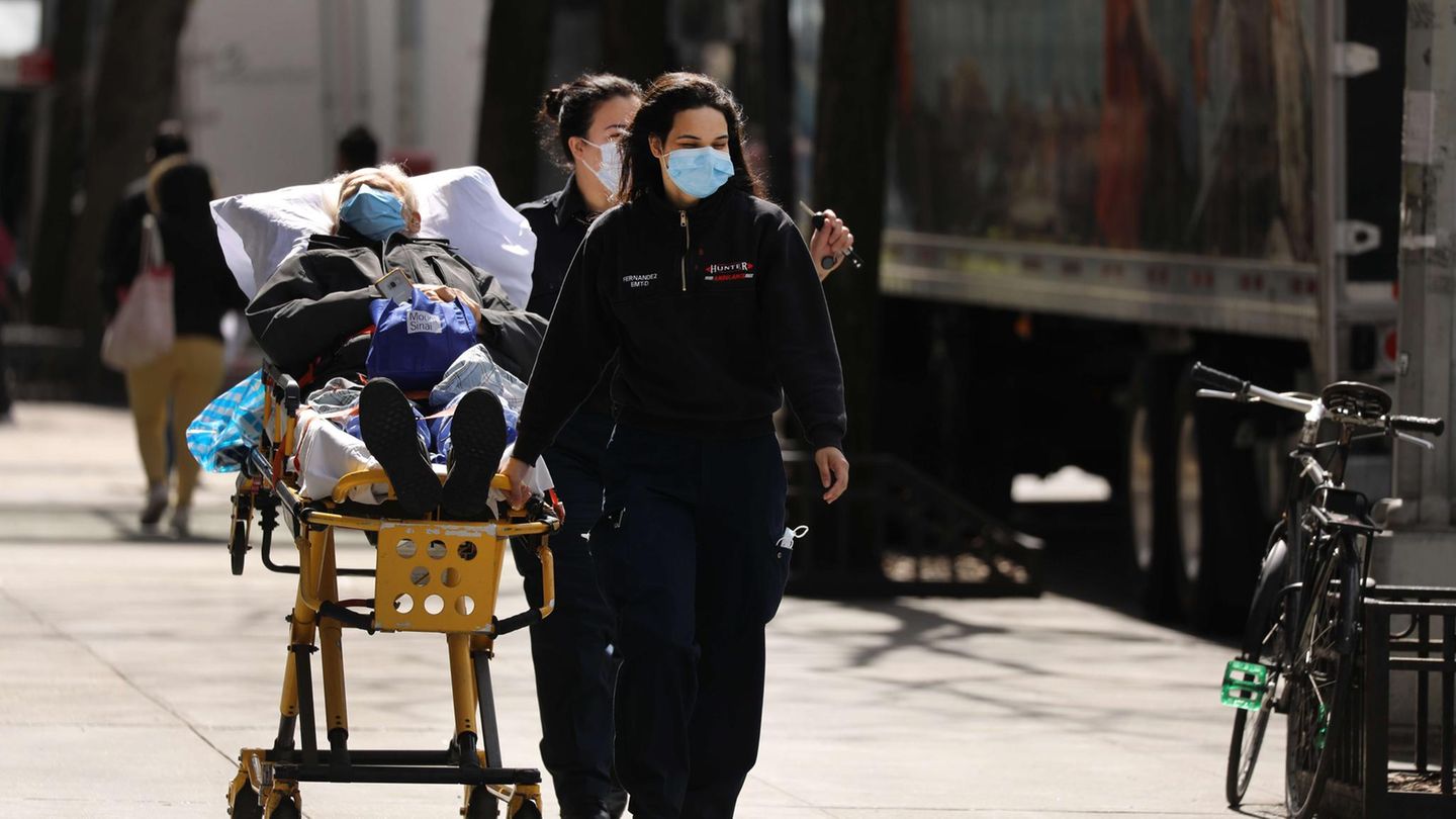 Medizinisches Personal transportiert einen Patienten in New York
