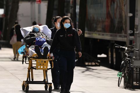 Medizinisches Personal transportiert einen Patienten in New York