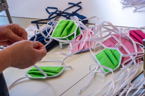 Eine Mitarbeiterin der Firma Ber-Bek sortiert gerade genähten Mundschutzmasken