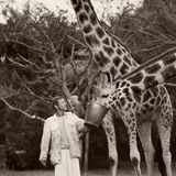 Peter Beard im Vorgarten seiner Ranch, er füttert Giraffen