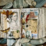 Mit Frauenmotiven beklebte Tagebuchseiten