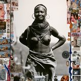 Eine halbnackte Afrikanerin, umrahmt von Zeitungsschnipseln