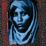 Eine Afrikanerin mit Kopftuch