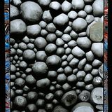 Steine, in einige sind Wildtier-Skizzen montiert