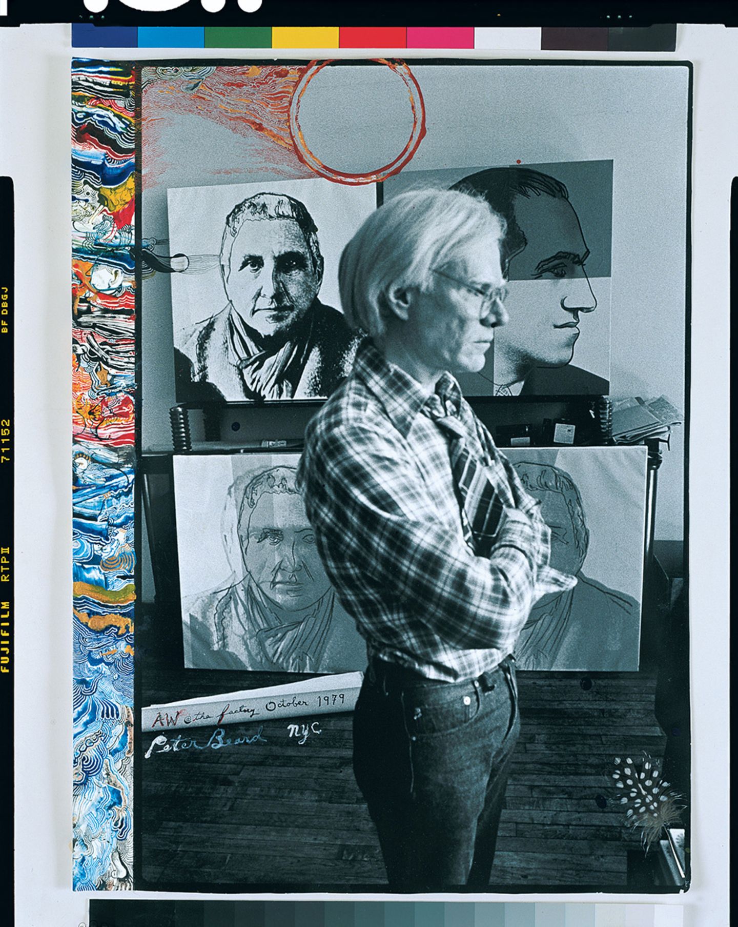 Andy Warhol vor Zeichnungen