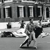 Peter Beard läuft mit Resten eines Posters über eine Kreuzung