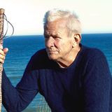 Der inzwischen weißhaarige Mann sitzt am Meer