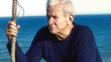 Der inzwischen weißhaarige Mann sitzt am Meer