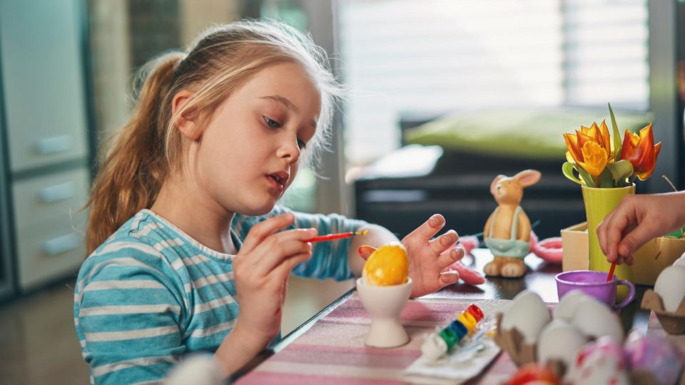 Eier bemalen Kinder malen Ostereier
