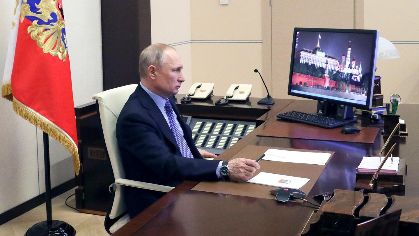Wladimir Putin während seiner Ansprache an die Nation. Er verlängerte die arbeitsfreie Zeit in Russland bis 30. April.