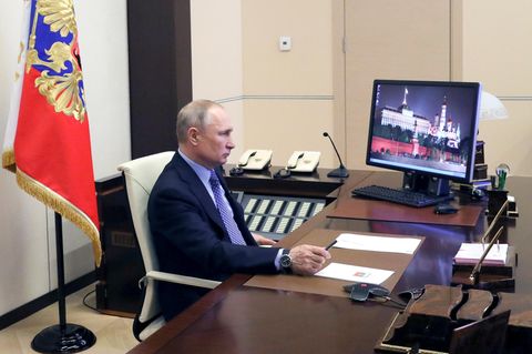 Wladimir Putin während seiner Ansprache an die Nation. Er verlängerte die arbeitsfreie Zeit in Russland bis 30. April.