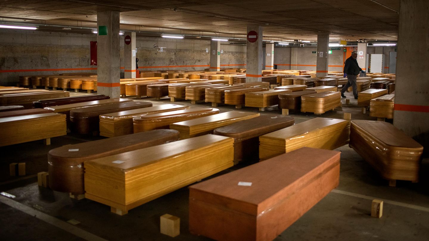 Barcelona: Särge mit den Leichen von Menschen, die am Coronavirus gestorben sind, liegen auf dem Boden eines Parkplatzes.