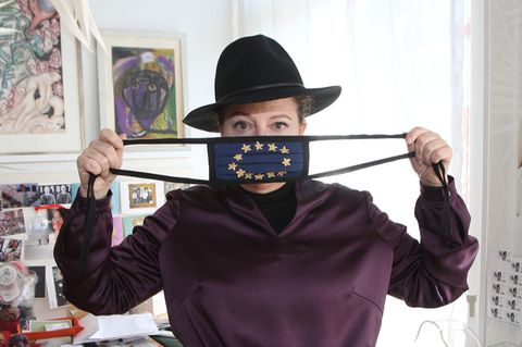 Die Hamburger Modedesignerin Sibilla Pavenstedt mit ihrer Europa-Maske des Labels „Made auf Veddel“