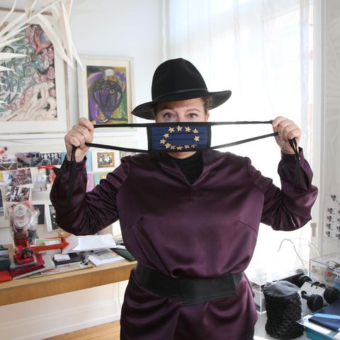 Die Hamburger Modedesignerin Sibilla Pavenstedt mit ihrer Europa-Maske des Labels „Made auf Veddel“