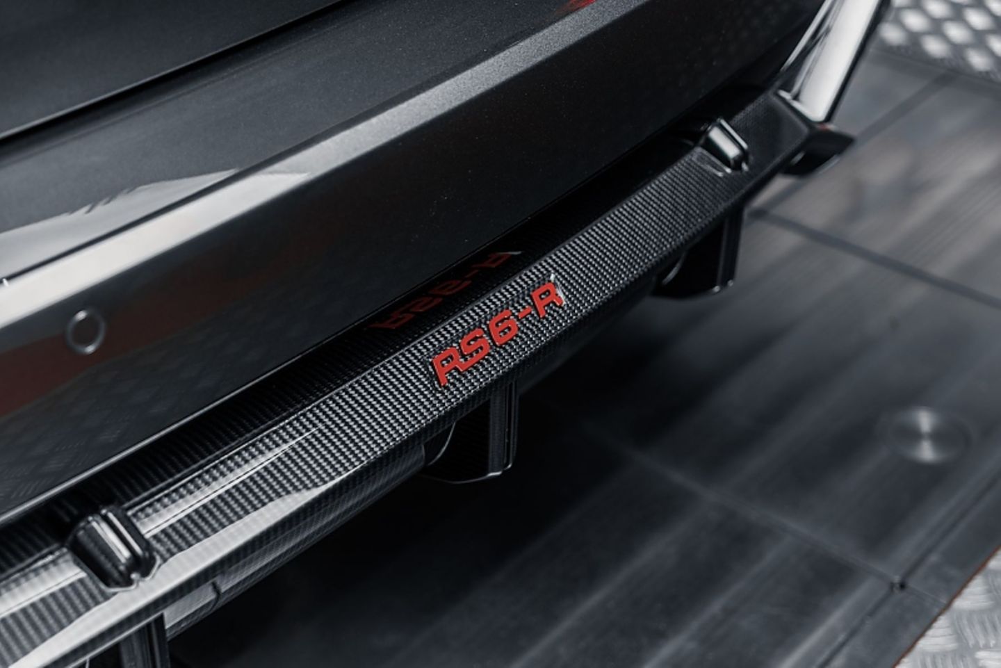 Das RS6-R Logo findet sich überall am Auto