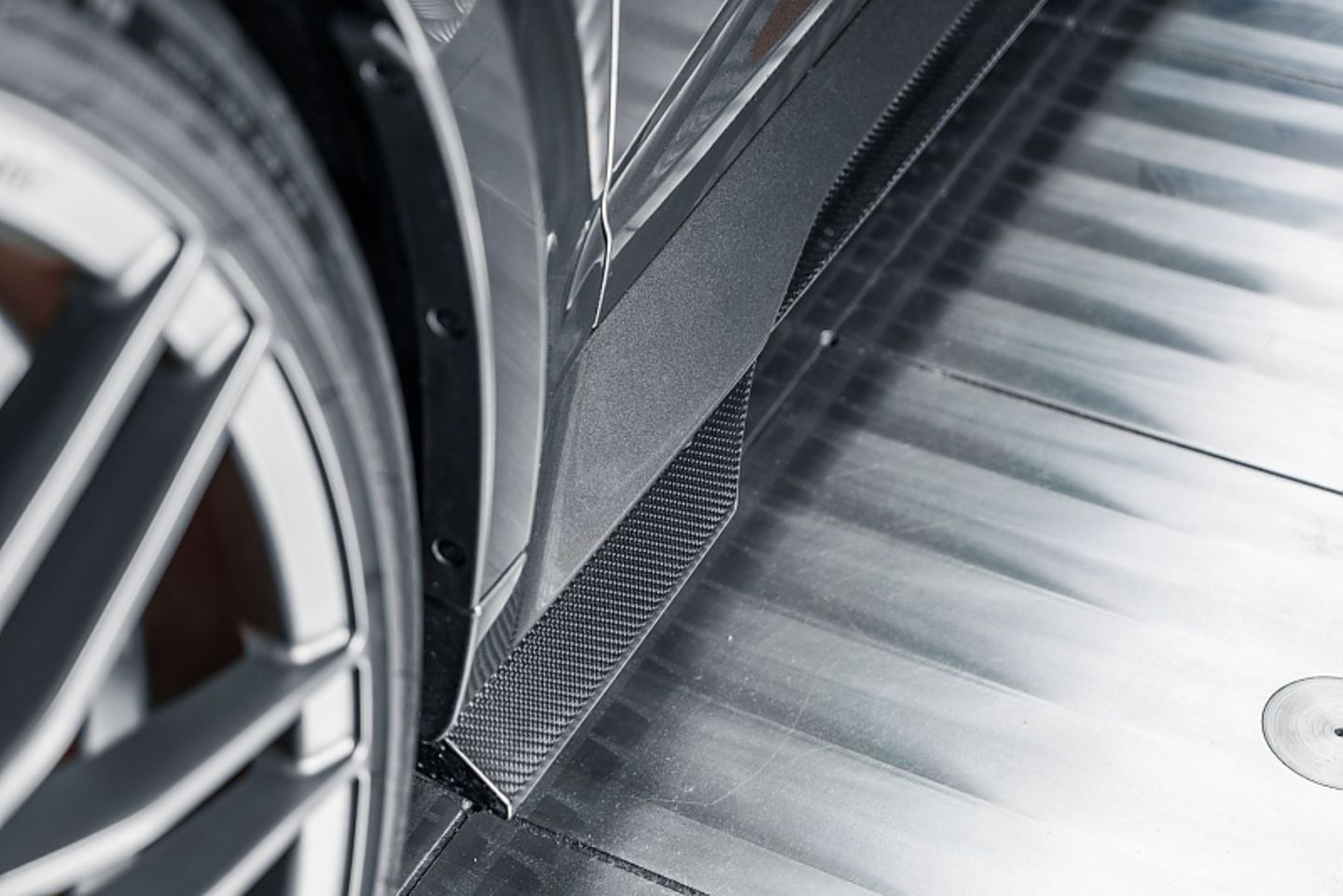 Selbst kleine Aerodynamik-Bauteile sind aus Carbon
